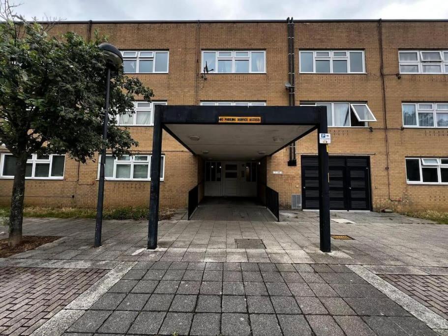 Milton Keynes Central Apartment Flat With Kitchen, Large Bed, Park View & Parking, 1 Minute Walk To Mk City Centre, Shops, Malls, Restaurants & Attractions, 8 Minutes From Hospital Exterior foto