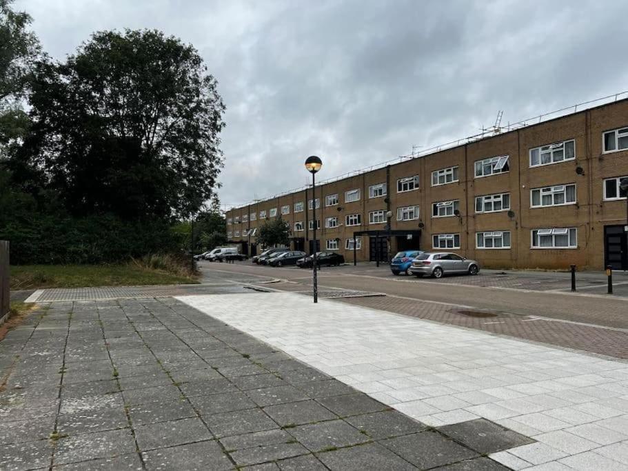 Milton Keynes Central Apartment Flat With Kitchen, Large Bed, Park View & Parking, 1 Minute Walk To Mk City Centre, Shops, Malls, Restaurants & Attractions, 8 Minutes From Hospital Exterior foto