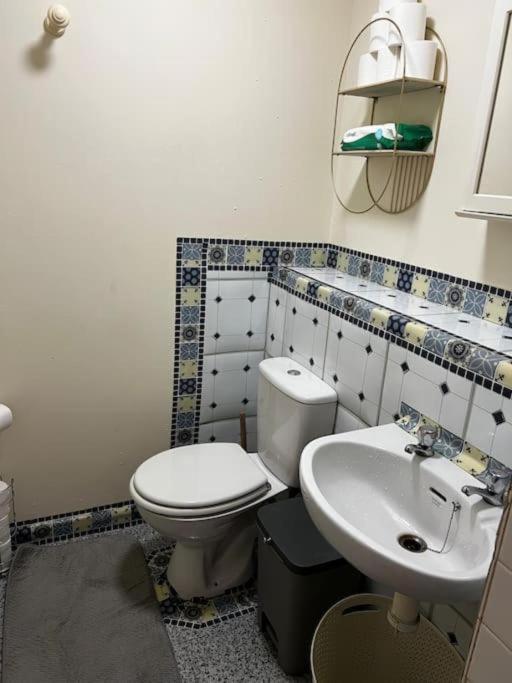 Milton Keynes Central Apartment Flat With Kitchen, Large Bed, Park View & Parking, 1 Minute Walk To Mk City Centre, Shops, Malls, Restaurants & Attractions, 8 Minutes From Hospital Exterior foto