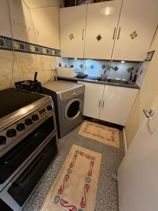 Milton Keynes Central Apartment Flat With Kitchen, Large Bed, Park View & Parking, 1 Minute Walk To Mk City Centre, Shops, Malls, Restaurants & Attractions, 8 Minutes From Hospital Exterior foto